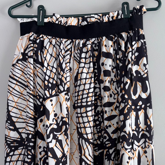 💥2/$33💥 SHEIN White Maxi Skirt with Black Floral & Gold Print - Picture 7 of 10